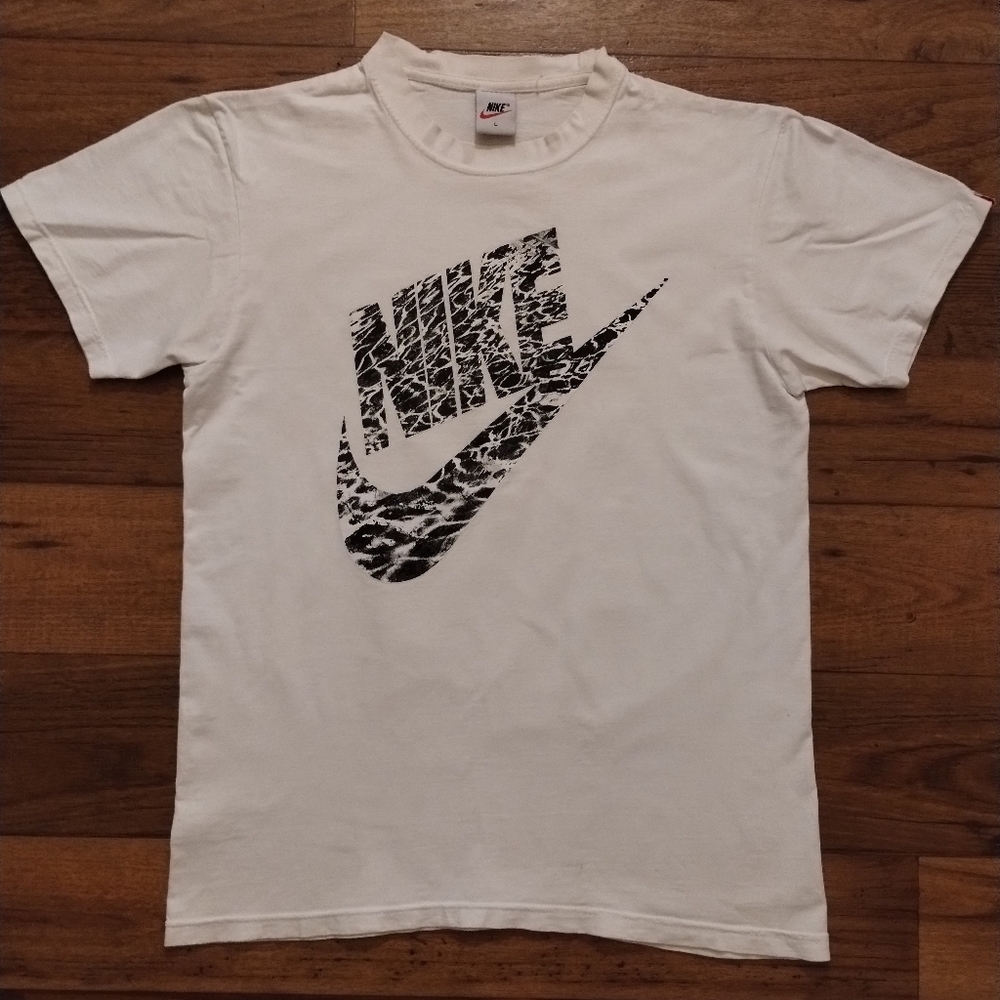 Vintage Nike graphic Logo Tee